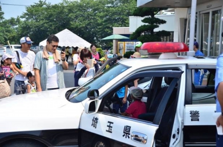 パトカーの運転席で記念撮影