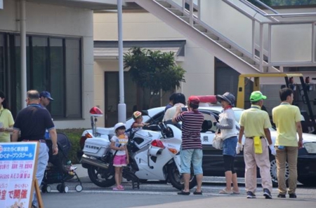 大人気のパトカーに乗車待ちの皆様