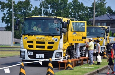 大型トラック教習車は後部席があるダブルキャビンなので運転席の他に６名が乗車できます