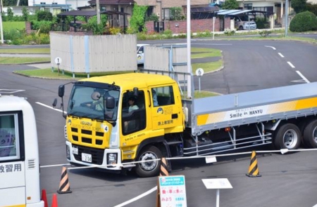 大型トラックの運転席からは前車が遠方に感じられます