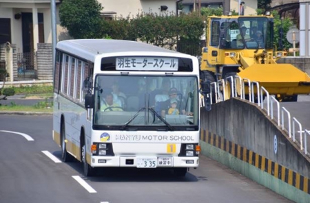 大型バスの車内から内輪差や死角を体験します