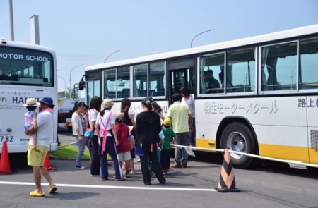 大型バス教習車の乗車定員は３９名です