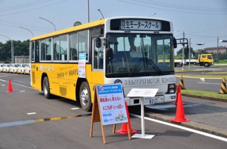 運転席に座って、運転席からから見えない死角を体験